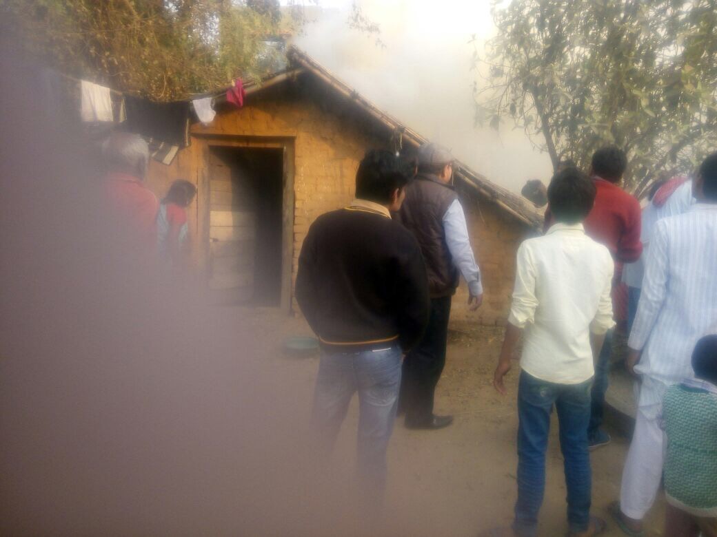 बच्चे की बचकाना हरकत के कारण झोपड़ी में लगी आग