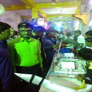 प्रदर्शनी में बच्चों ने दिखाई प्रतिभा