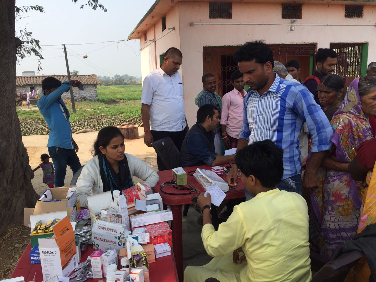 चिकत्सा शिविर में वितरित की गई मुफ़्त दवायें
