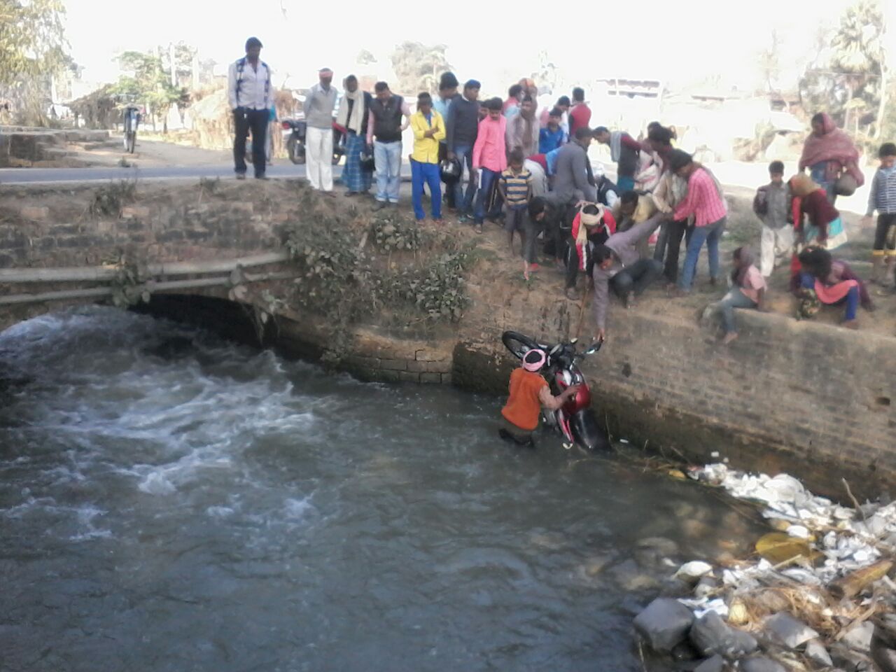    बाइक सहित चालक नहर में  गिरा।