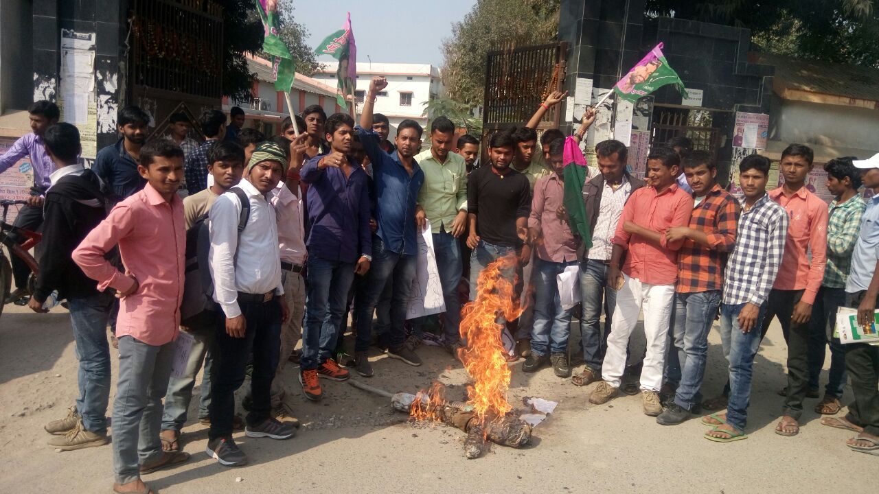 जन अधिकार छात्र परिषद् ने मुख्य मंत्री का फूंका पुतला