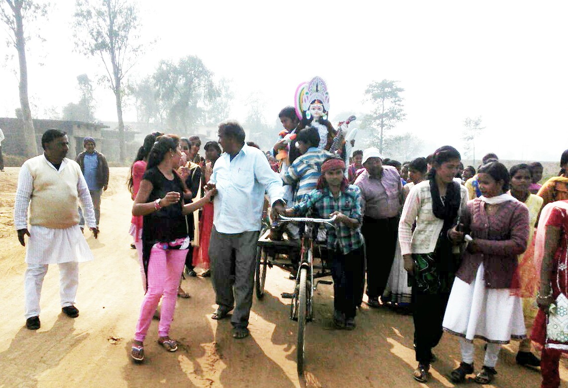 वीर कुंवर सिंह इंटर महिला कॉलेज के द्वारा छात्राओं ने मूर्ति विसर्जन के लिए जुलुस निकाला