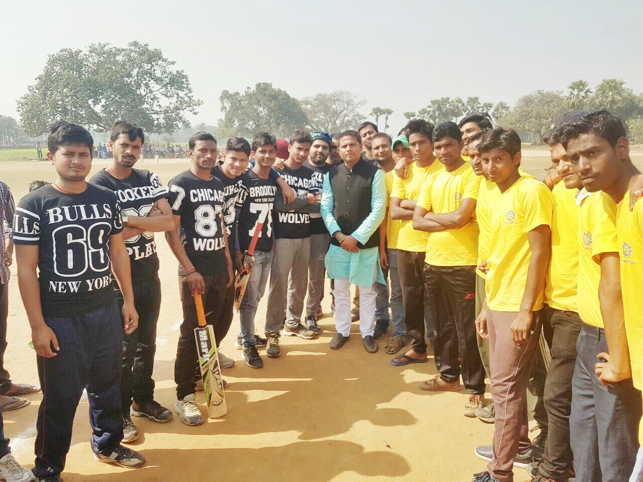 युवा राजद की ओर से क्रिकेट खिलाड़ियों को टी-शर्ट भेंट स्वरूप दिया गया