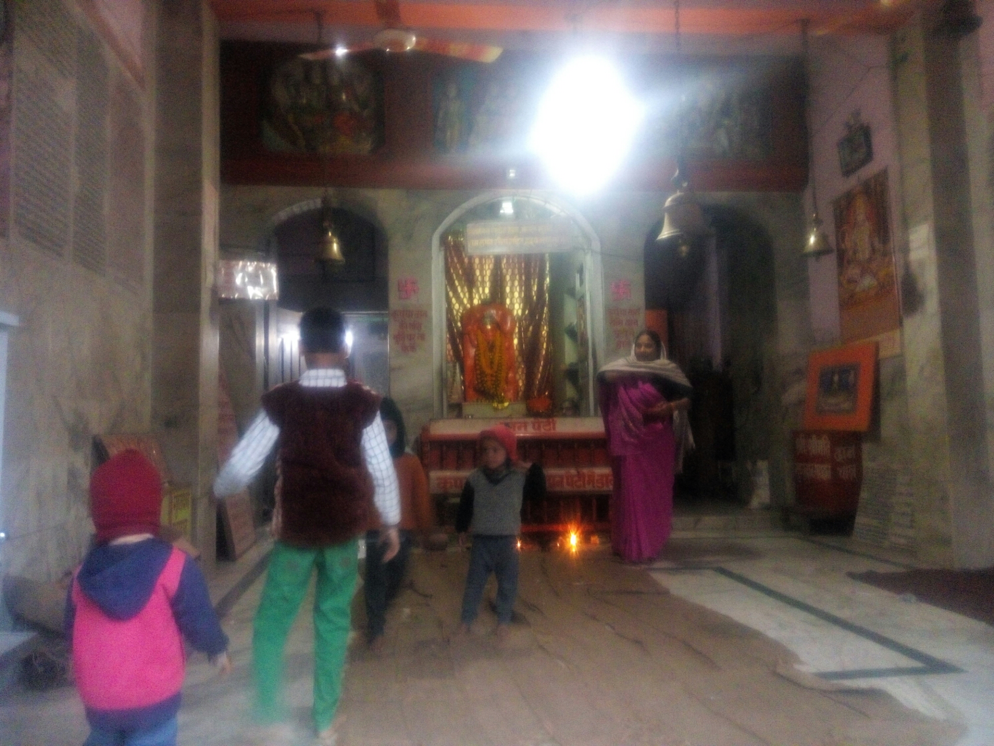 मन्दिर में लगायी गयी ए ल डी लाइट