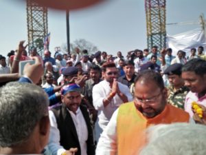 रेलवे लाईन के लिए सौंपा ज्ञापन