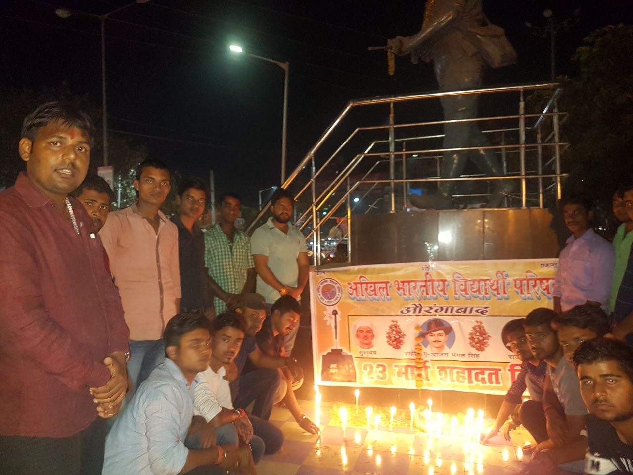 दीप जलाकर शहीदों को दी गई श्रद्धांजली 