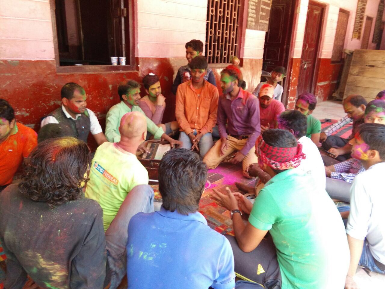 लोक कलाकारों के होली मिलन समारोह में लोकगीत की झलकियाँ दिखी