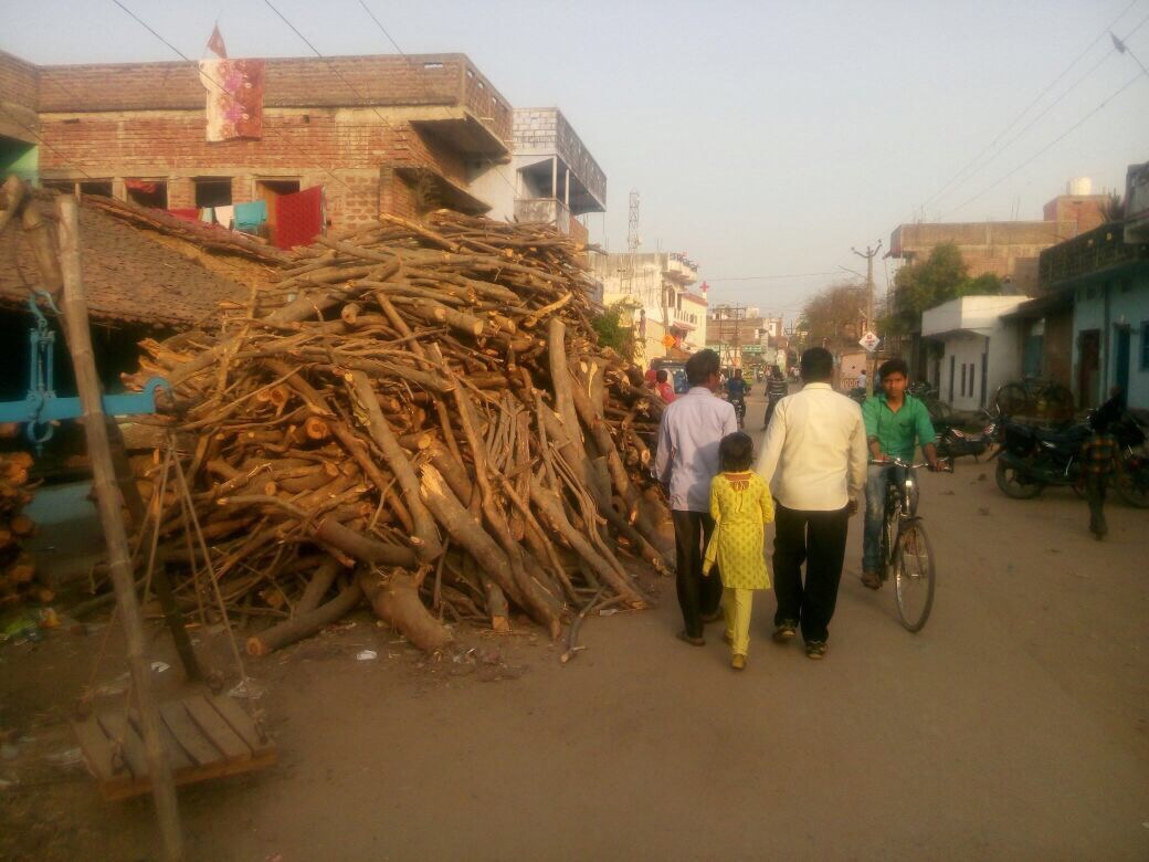 सड़क या लकड़ी का गोदाम? फाटक के पास मेन रोड अतिक्रमण से ग्रसित
