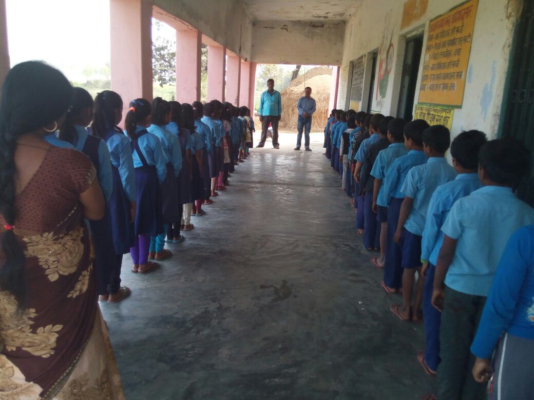 शिक्षक की मौत पे विद्यालय में हुए शोक-शभा