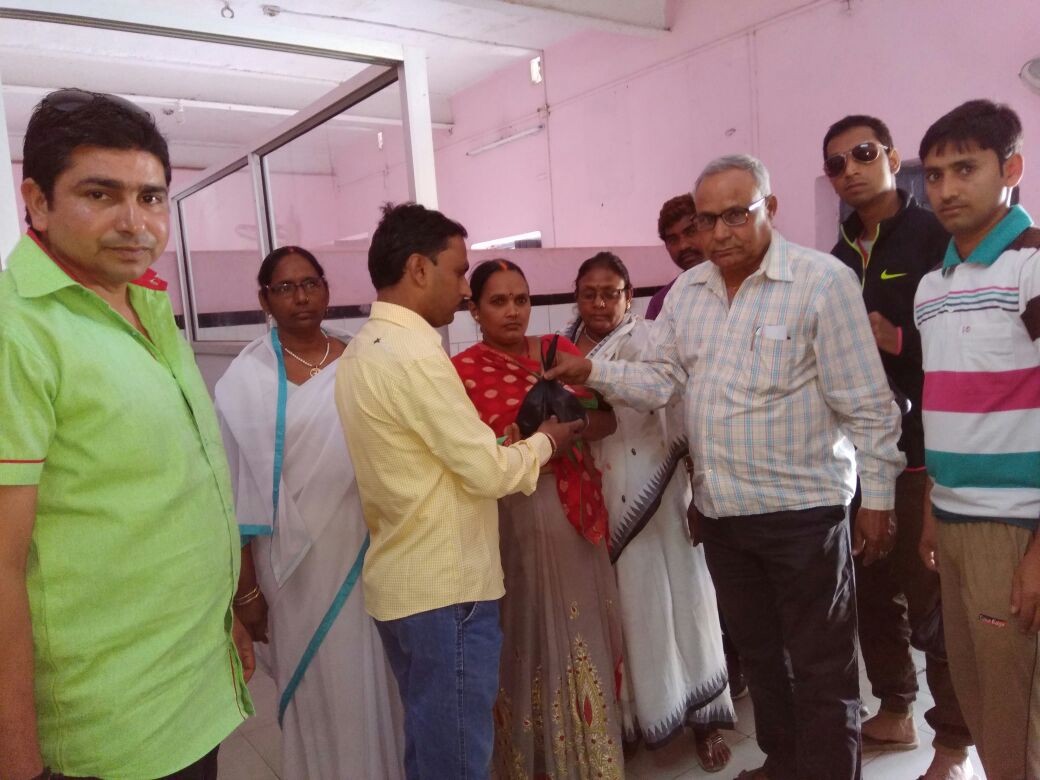 अंतराष्ट्रीय महिला दिवस के मौके पर फल वितरण किया गया