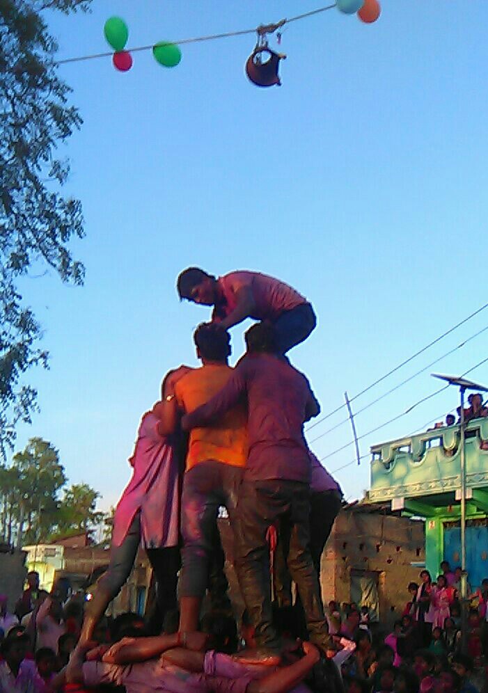 मटका फोड़ प्रतियोगिता का हुआ आयोजन