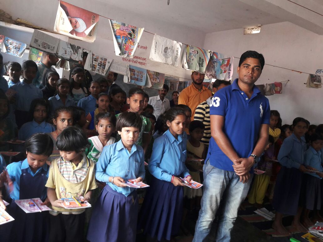 भारत के वीर सपूतों की शहादत के उपलक्ष्य में श्रद्धांजलि अर्पित के साथ शैक्षणिक वस्तुएं वितरित किए गए