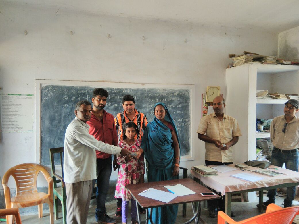 प्राथमिक विद्यालय के बच्चों के बीच छात्रवृत्ति के पैसे बांटे गए