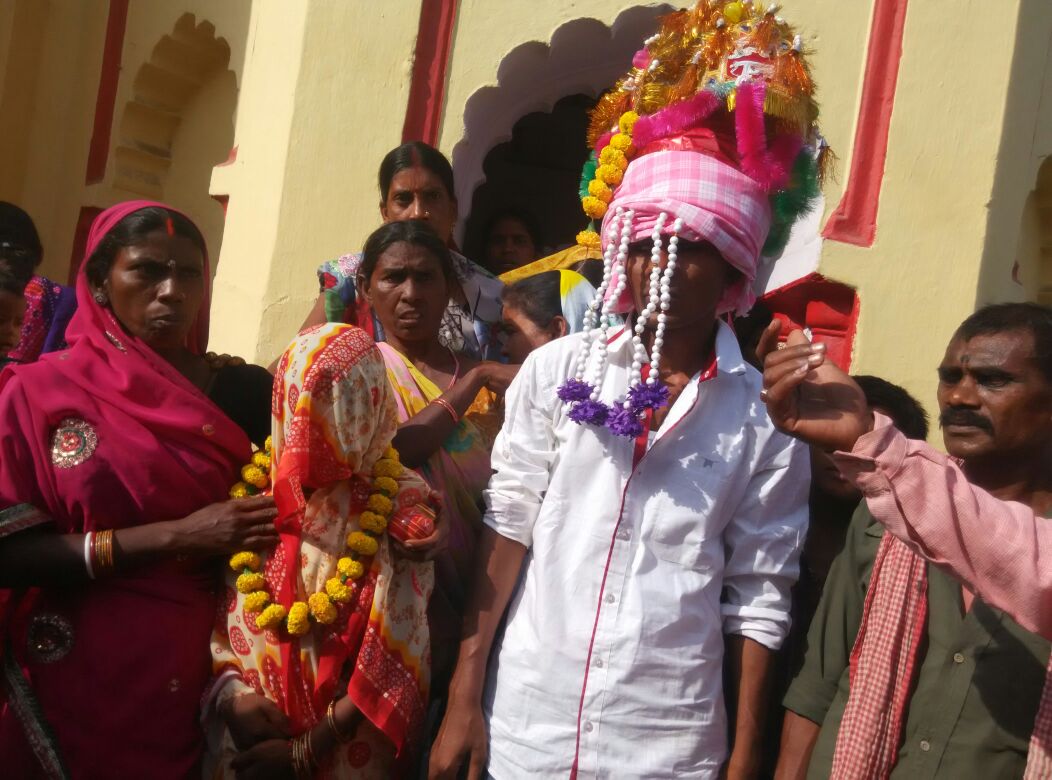 प्रेमी-प्रेमिका की जनप्रतिनिधियों ने कराई शादी 