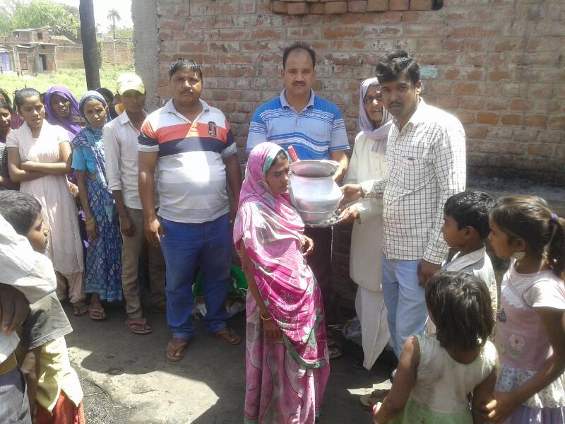 अग्नि पीडितों के मदद के लिए बढे हाथ