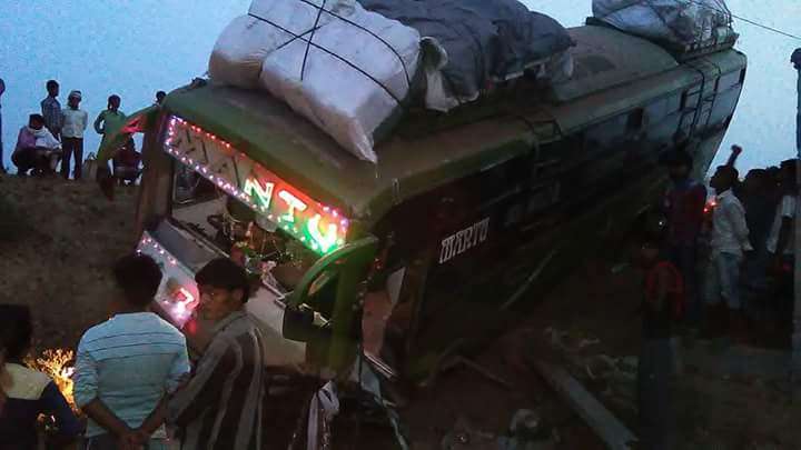 बिजली के खम्भे से टकराकर अनियंत्रित हो बस पलटी, कोई हताहत नही