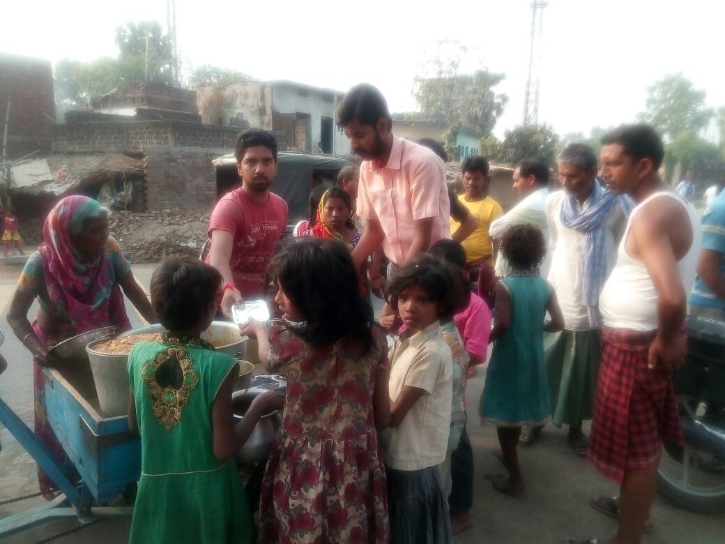 अगलगी पीड़ितों के बीच अभाविप ने किया भोजन सामग्री का वितरण 