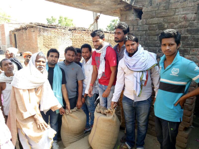 युवा राजद नेता द्वारा अग्नि पीडितों को राहत सामाग्री दी गई