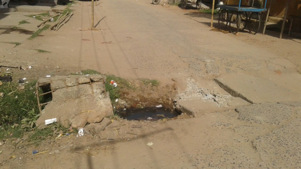 ब्लाॅक रोड में नाली का टूटा स्लैब
