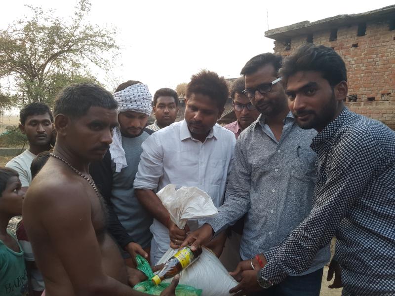 पीड़ित परिवार को सहयोग करने पहुंचा राजद परिवार