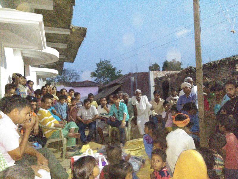 आगलगी से पीड़ित परिवार को मदद करने पहुंचे सामाजिक कार्यकर्त्ता