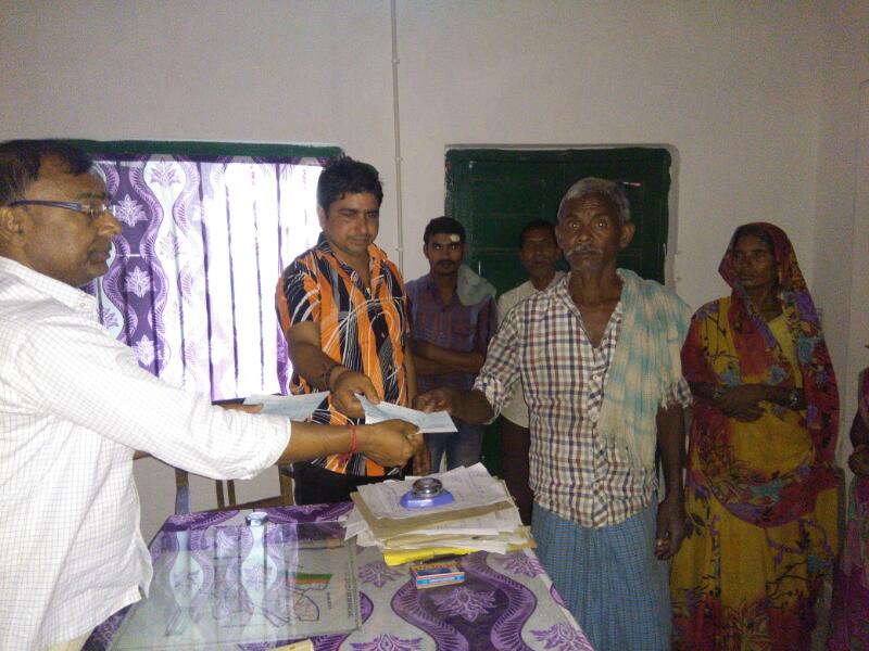 अग्नि पीड़ित लोगों को मिला सहायता राशि