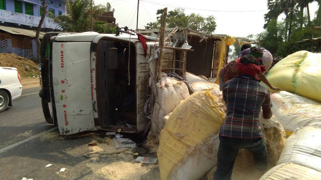 अनियंत्रित होकर पलटी ओवरलोडेड वाहन