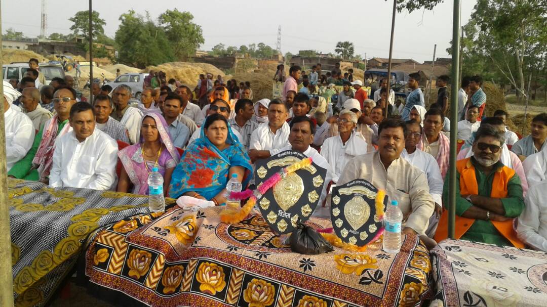 फुटबॉल टूर्नामेन्ट मैच का आयोजन के साथ वृक्षारोपण और ग़रीबों के बीच वस्त्र वितरण