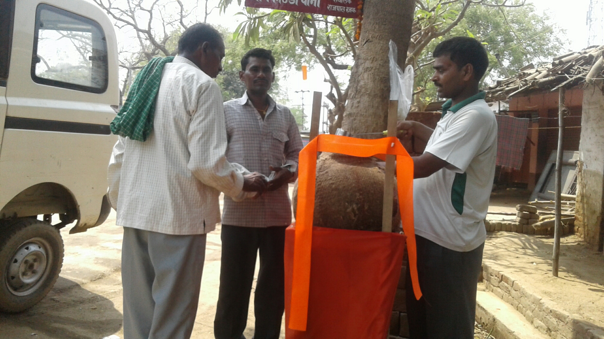 गर्मी में राहगीरों की प्यास बुझा रहे राजपाल