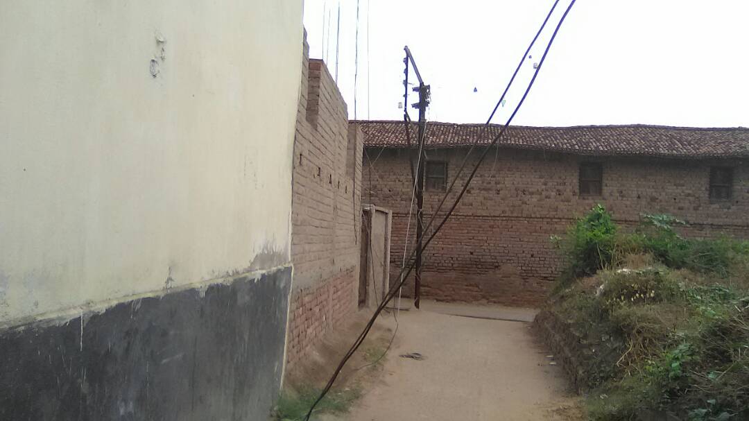 झूक गया है बिजली पोल, दुर्घटना की आशंका से ग्रामीण आशंकित