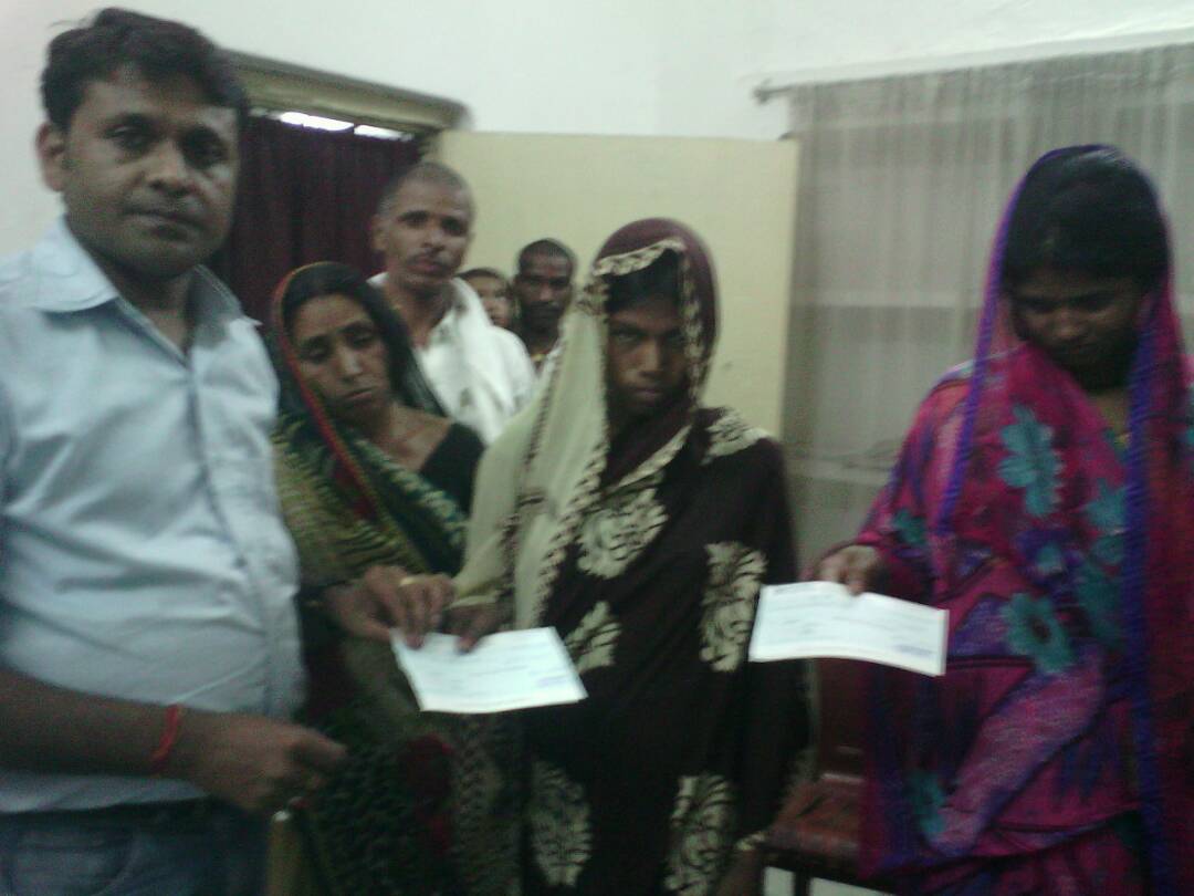 सड़क हादसे में मृतको  के आश्रितों को दिया गया चेक