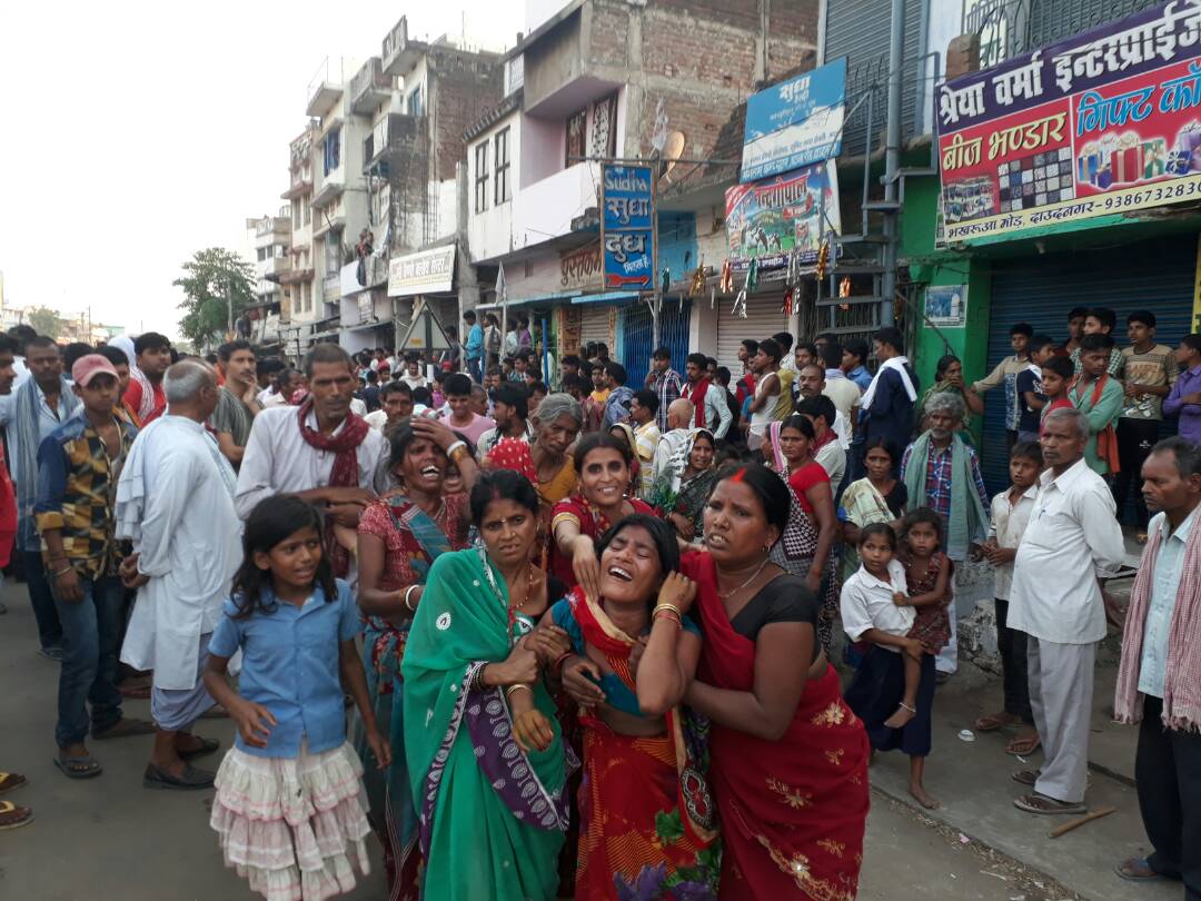 गोली मारकर युवक की हत्या, भीड़ ने एक हत्यारे को पीट पीट कर मार डाला