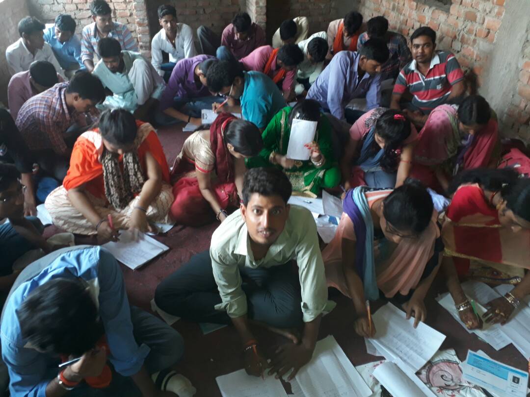 भीषण गर्मी में   दरी पर बैठकर किसी तरह परीक्षार्थी परीक्षा देने को विवश