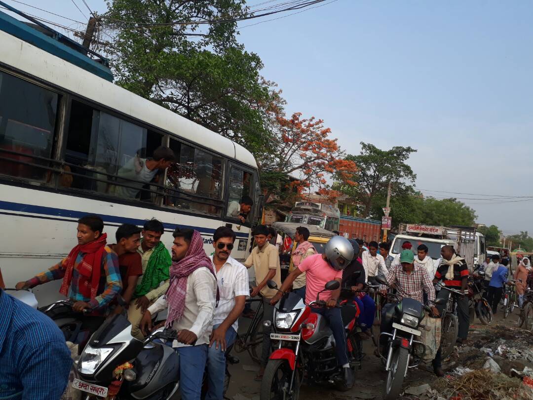 हर दिन दीखता है जाम का नज़ारा