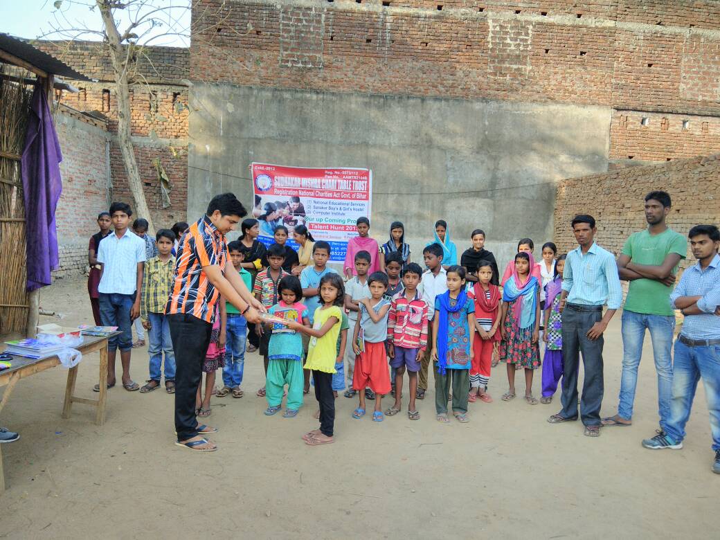 पं सुधाकर मिश्र की पुण्यतिथि पर ट्रस्ट ने छात्रों के बीच बाटें पाठ्य सामग्री।