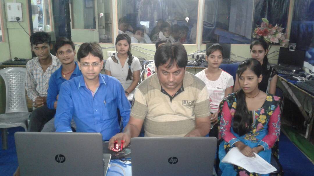 परीक्षार्थी सबसे पहले अपना रिजल्ट जानने को बेचैन दिखे