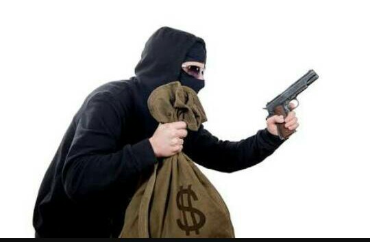 लूट की घटना के बाद व्यवसायियों के साथ साथ स्थानीय लोग भी दहशत में