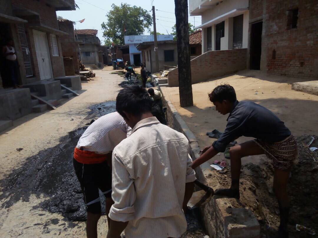 नालियों की सफ़ायी का कार्य प्रगति पर