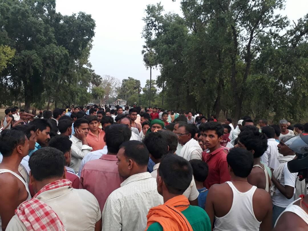 तेज व अनियंत्रित गति से आ रहे स्काॅर्पियो वाहन ने बाइक सवार युवकों को कुचलते हुये साईकिल सवार  को भी कुचला