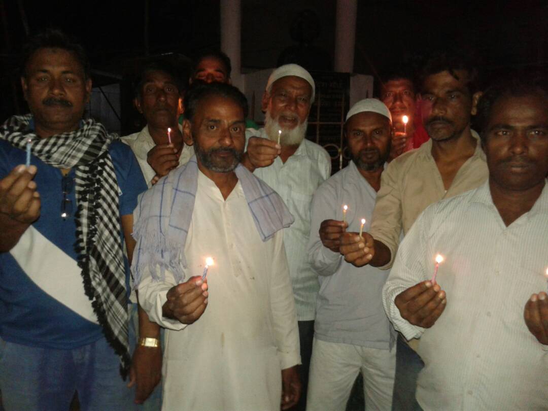 शहीद जवानों को श्रद्धांजली  देने हेतु कांग्रेसी नेताओं ने निकाला कैंडल मार्च