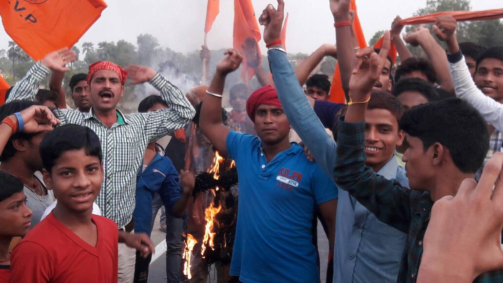 पाकिस्तानी पीएम का पुतला फूंका