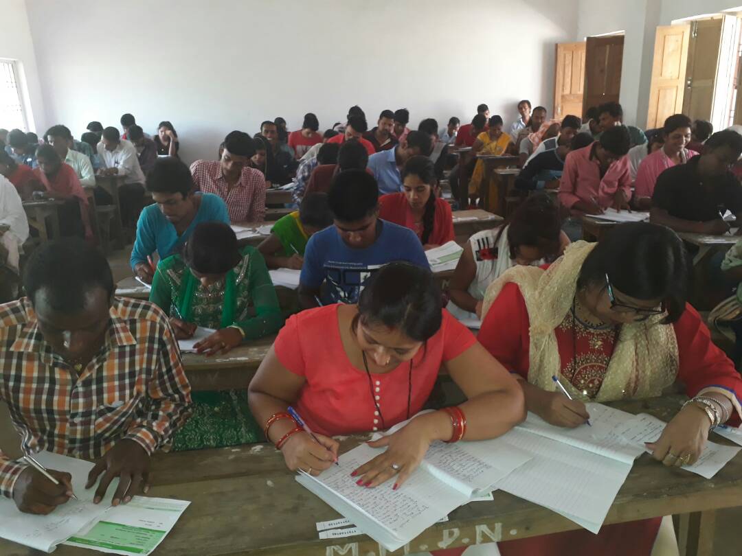 स्नातक की फ़ाइनल परीक्षा शांतिपूर्ण तरीके से चल रही