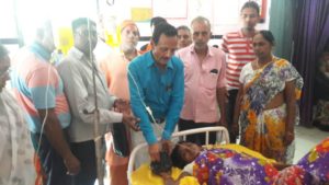 मरीजों के बीच किया गया फल वितरण