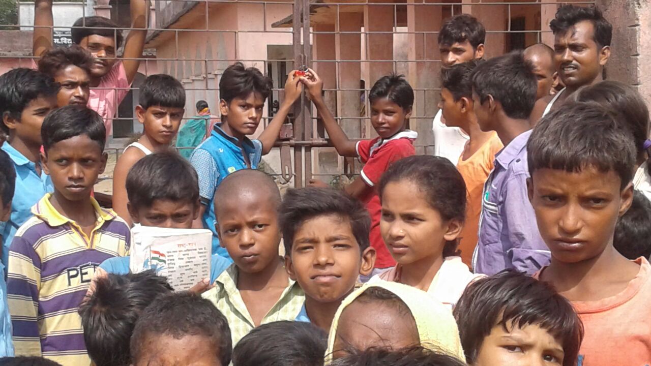 विद्यार्थियों ने किया स्कूल का ताला बंद, अनियमितता का लगाया आरोप 