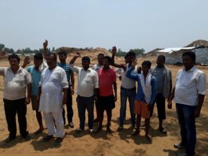 आक्रोशित किसानों ने रोकवाया निर्माण कार्य