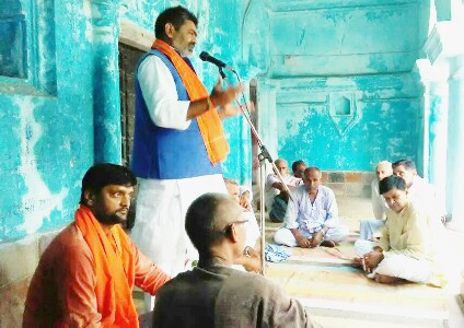 बीजेपी कार्यकर्त्ताओं द्वारा महासंपर्क अभियान के तहत चौपाल लगाये गये