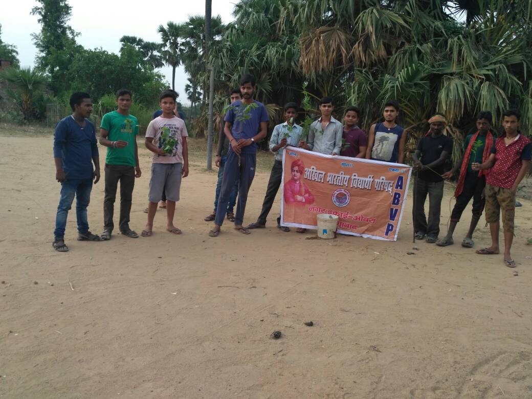 मानव द्वारा पर्यावरण के साथ खेलने के कारण  जीवन खतरे में