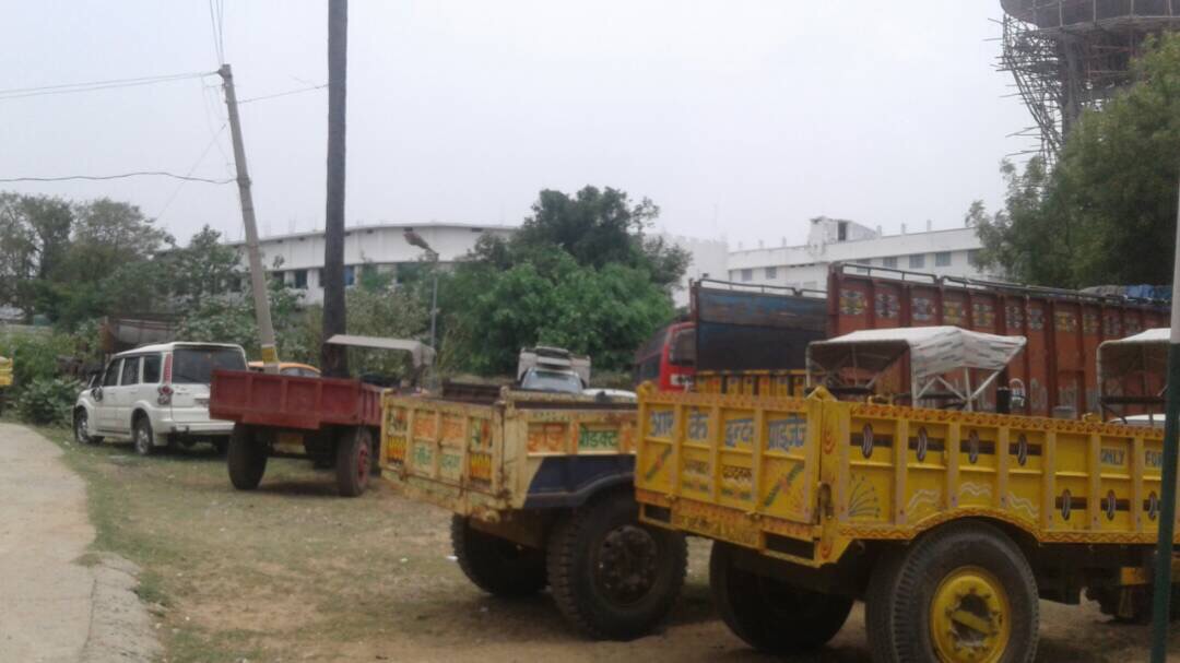 इस घाट से बालू का खनन तत्काल हुआ बन्द- अवैध उत्खनन का लगा आरोप