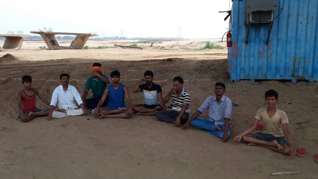 सोनतट के किनारे लगाया गया योग शिविर