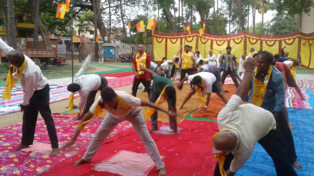 टाउन हॉल के साथ साथ विद्यालयों में भी लगा योग शिविर
